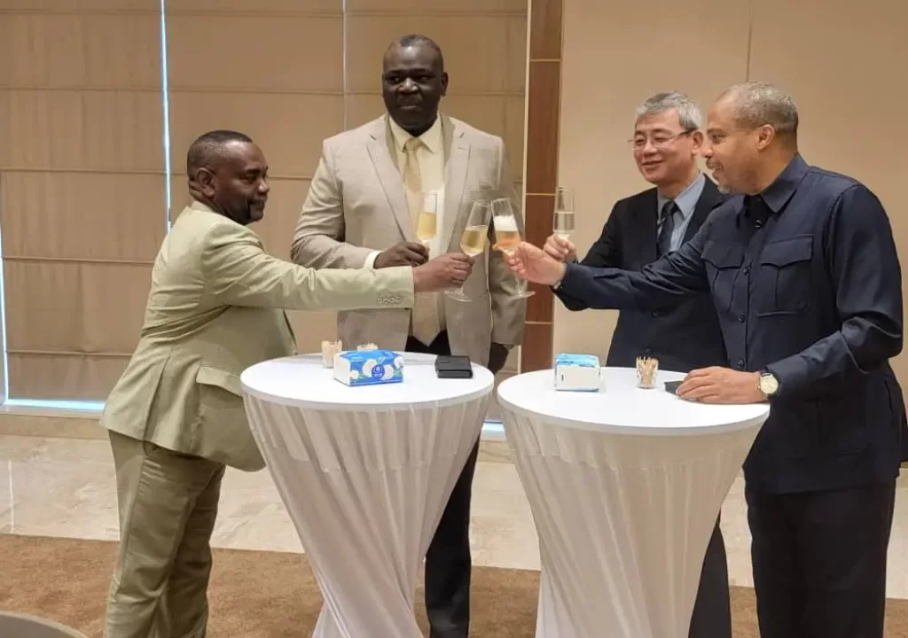 Une photo prise de SEM. Kibassa Maliba, le Secrétaire Général aux Ptntic Aurélien Kamba Nsunda, le Président de l'Arptc Christian Katende et le Directeur Général de Tridentity, William Lim
