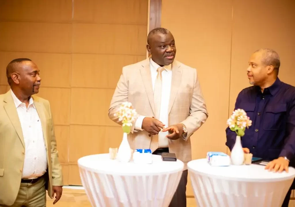 Au centre le ministre des Postes, Télécommunications et Numérique, Augustin Kibassa Maliba, le Secrétaire Général aux PTNTIC, Aurélien Kamba Nsunda et le Président de l'Arptc, Christian Katende lors du cocktail