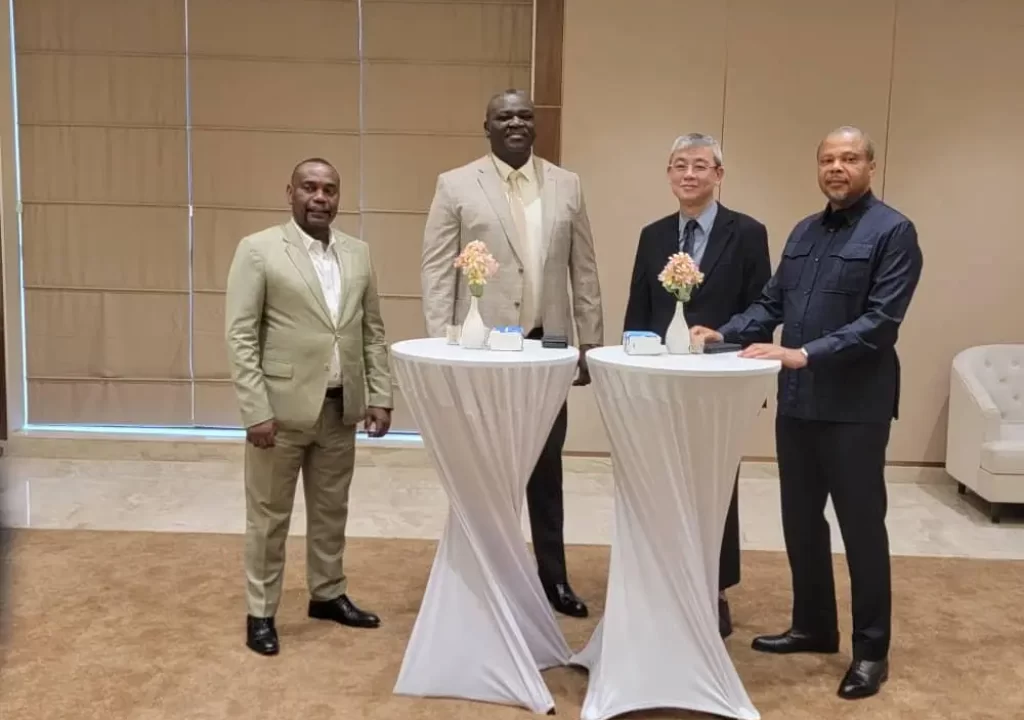 Une photo prise de SEM. Kibassa Maliba, le Secrétaire Général aux Ptntic Aurélien Kamba Nsunda, le Président de l'Arptc Christian Katende et le Directeur Général de Tridentity, William Lim
