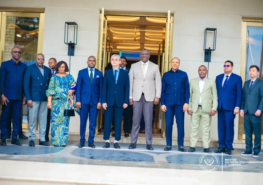 Au centre le Ministre des Postes, Télécommunications et Numérique, Augustin Kibassa Maliba et le Directeur Général de Tridentity, William Lim entourés des participants de haut niveau à cette cérémonie